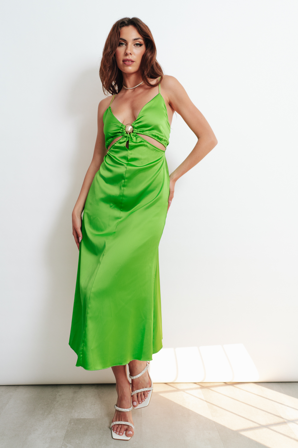 Lime Σατέν Φόρεμα με Ανοιγμα & Διακοσμητικό Όστρακο