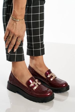 Μπορντό Ελληνικά Loafers με Σφυρήλατη Διακόσμηση - με καρό παντελόνι