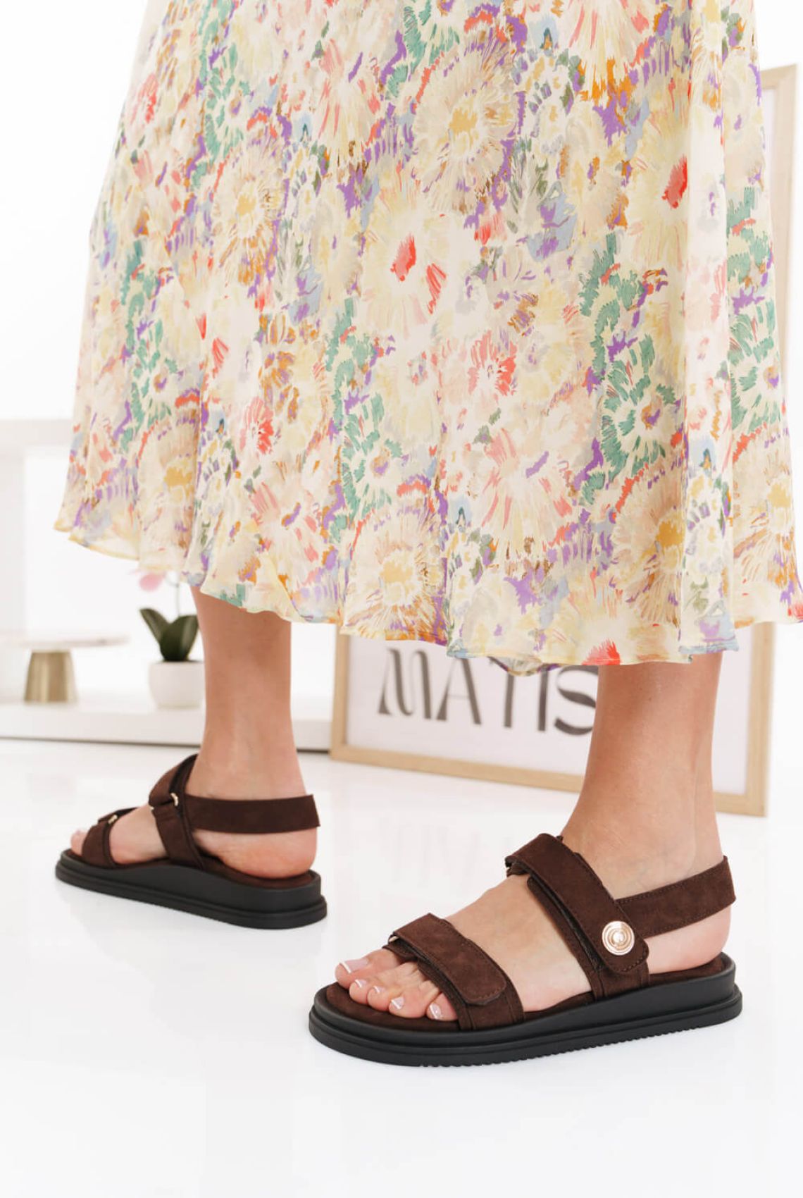 Καφέ Ανατομικά Flatforms με Ρυθμιζόμενα Λουράκια -Με φλοράλ φόρεμα