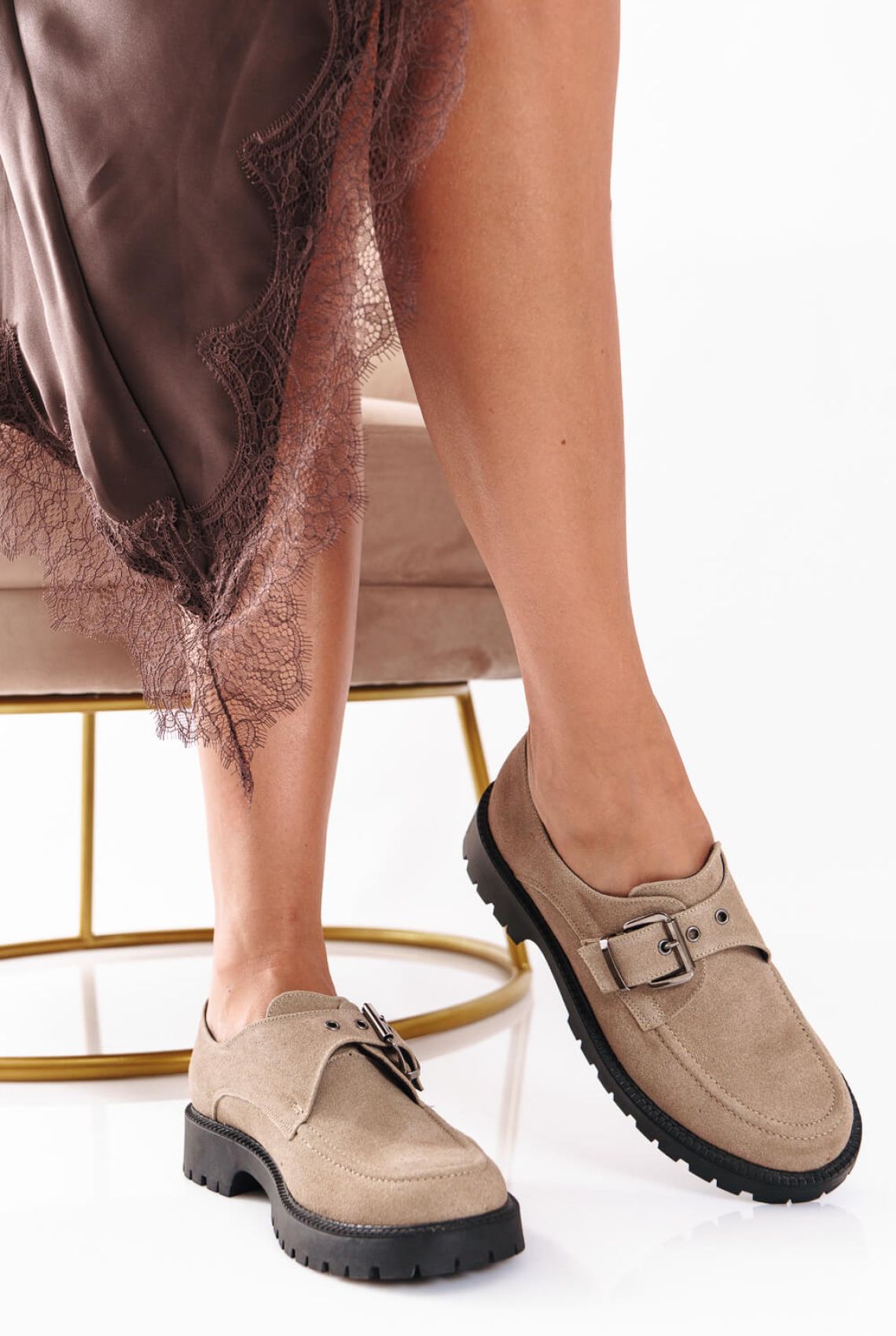 Σκούρα Μπεζ Loafers με Αγκορά Σουέντ και Μεταλλική Αγκράφα - Όρθια στάση 