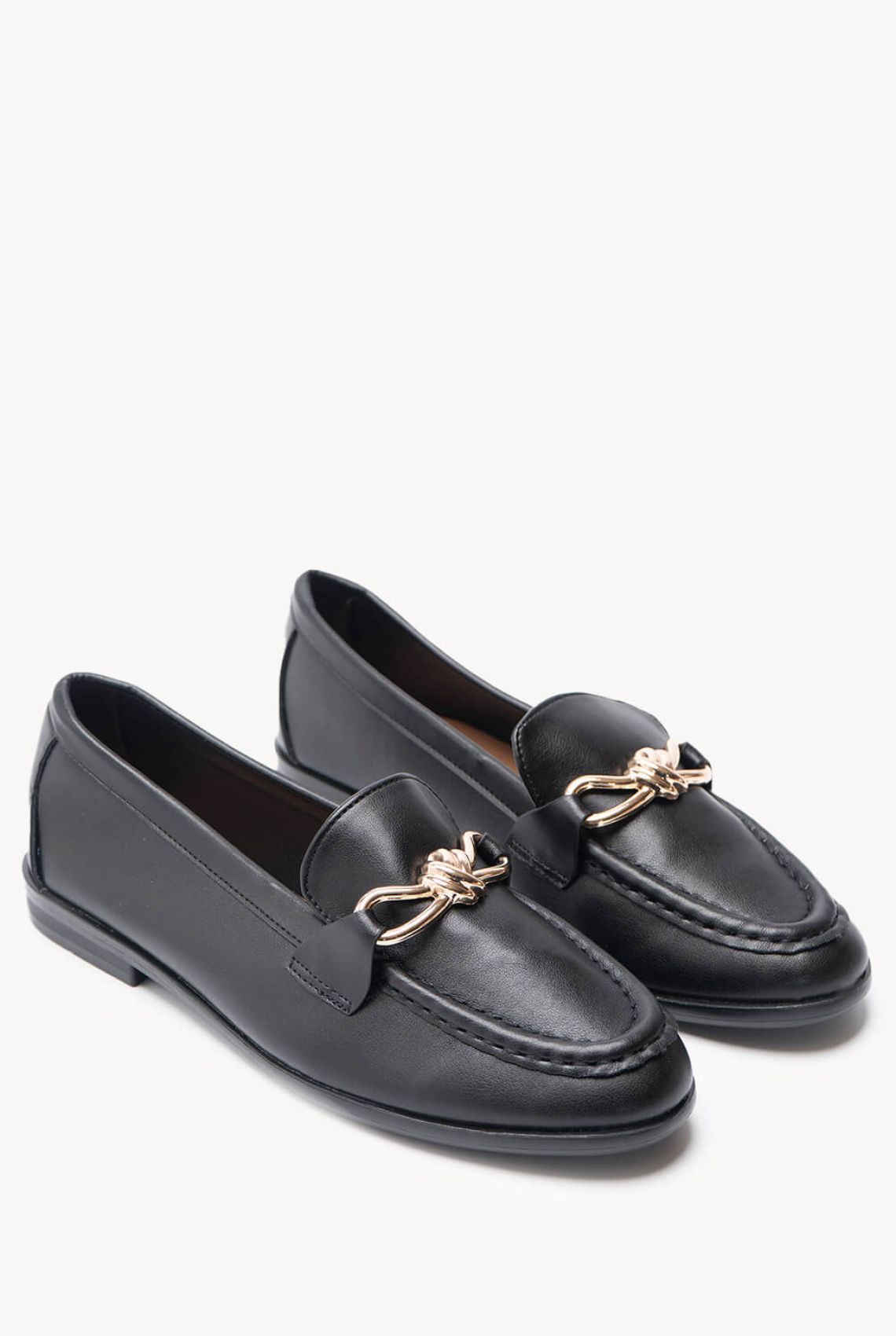 Μαύρα Leather Loafers με Μεταλλικό Κρίκο και Χαμηλή Σόλα
