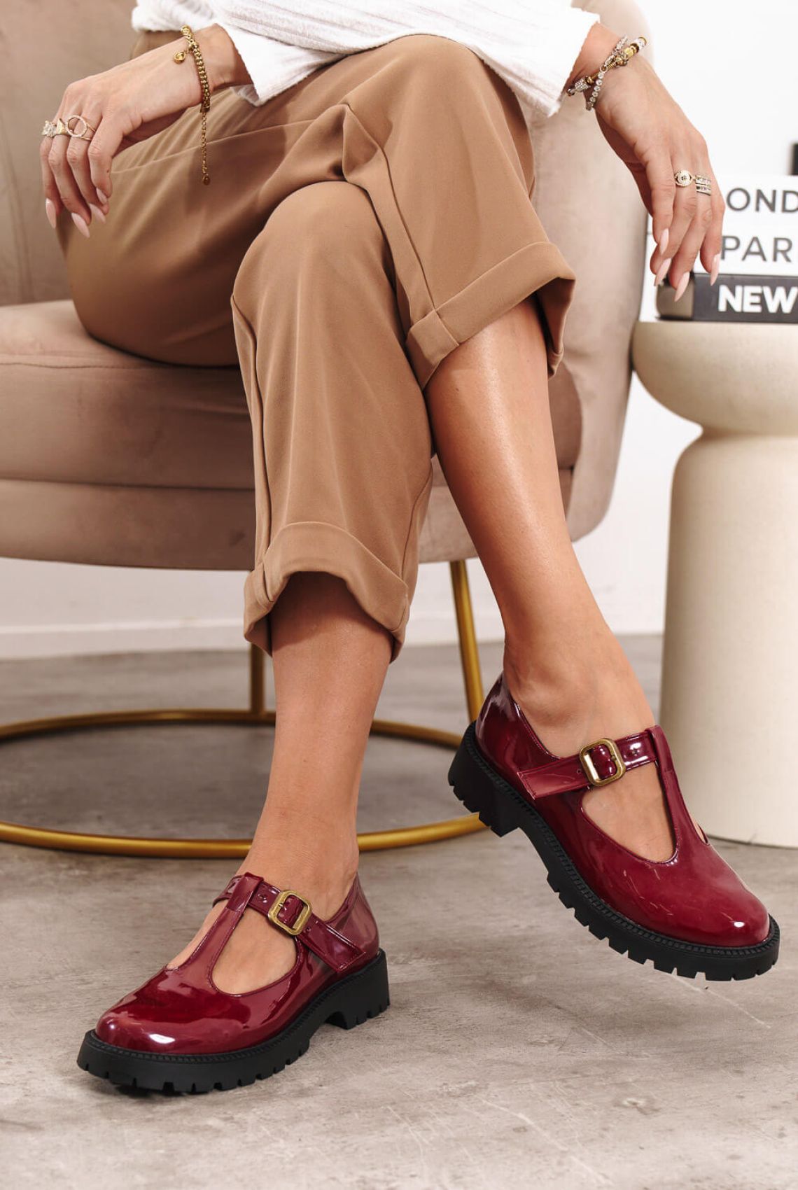 Μπορντό Loafers Mary Jane με Γυαλιστερή Υφή - Καθιστή στάση 