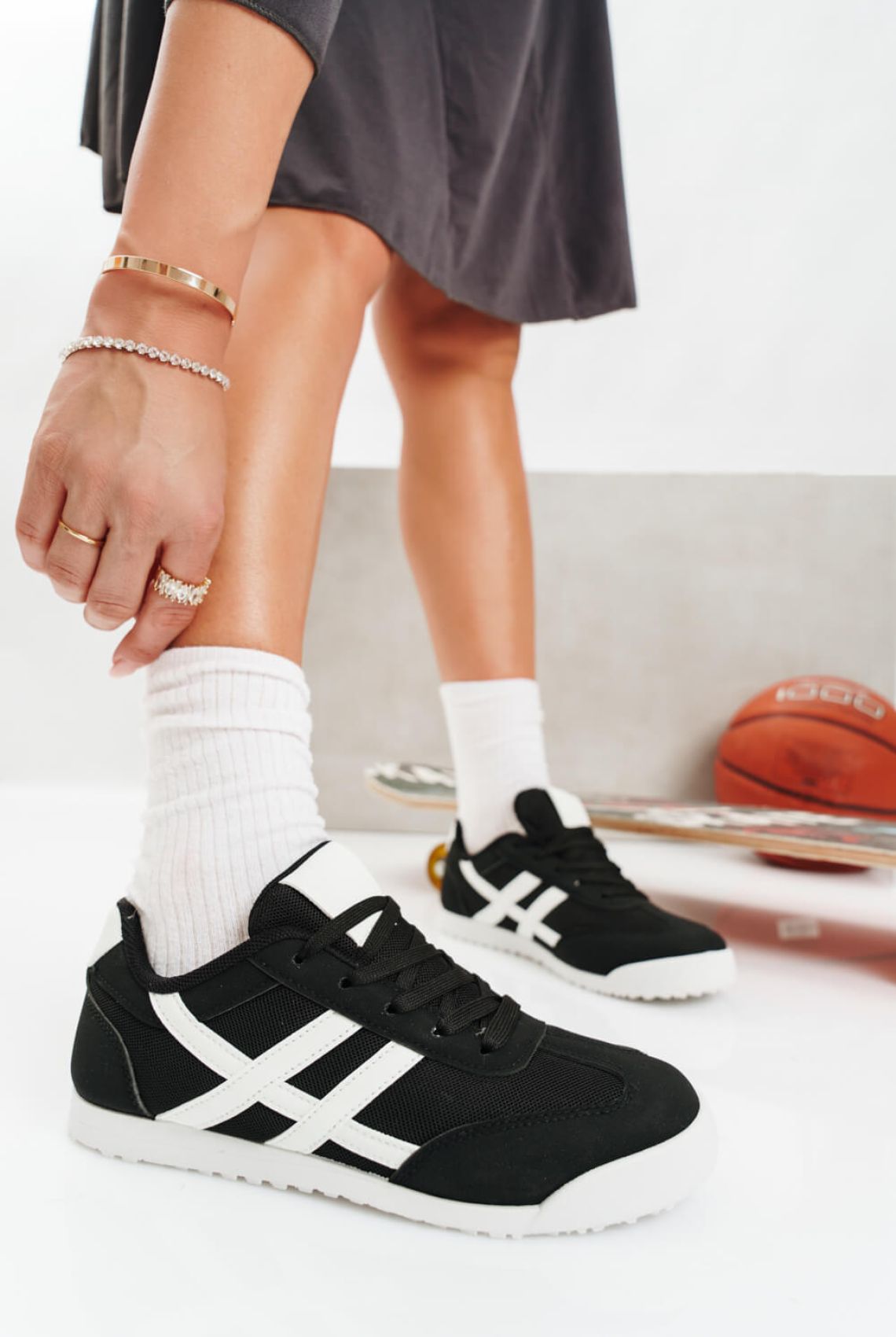 Μαύρα Retro Sneakers σε Κλασικές Γραμμές -όρθια στάση, χρυσά κοσμήματα