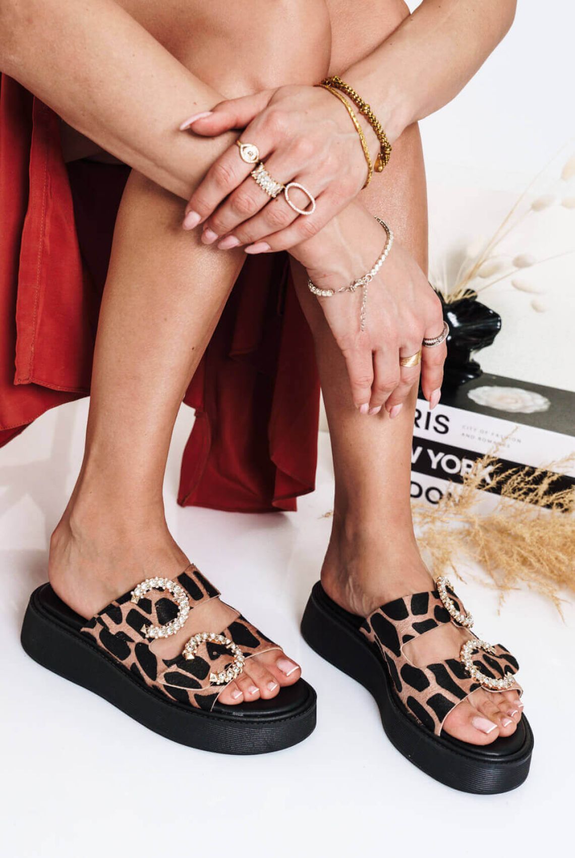 Μπεζ/Print Flatforms με Διπλά Ρυθμιζόμενα Λουριά με Στρας - Καθιστή στάση, Διακοσμητικό φυτό 