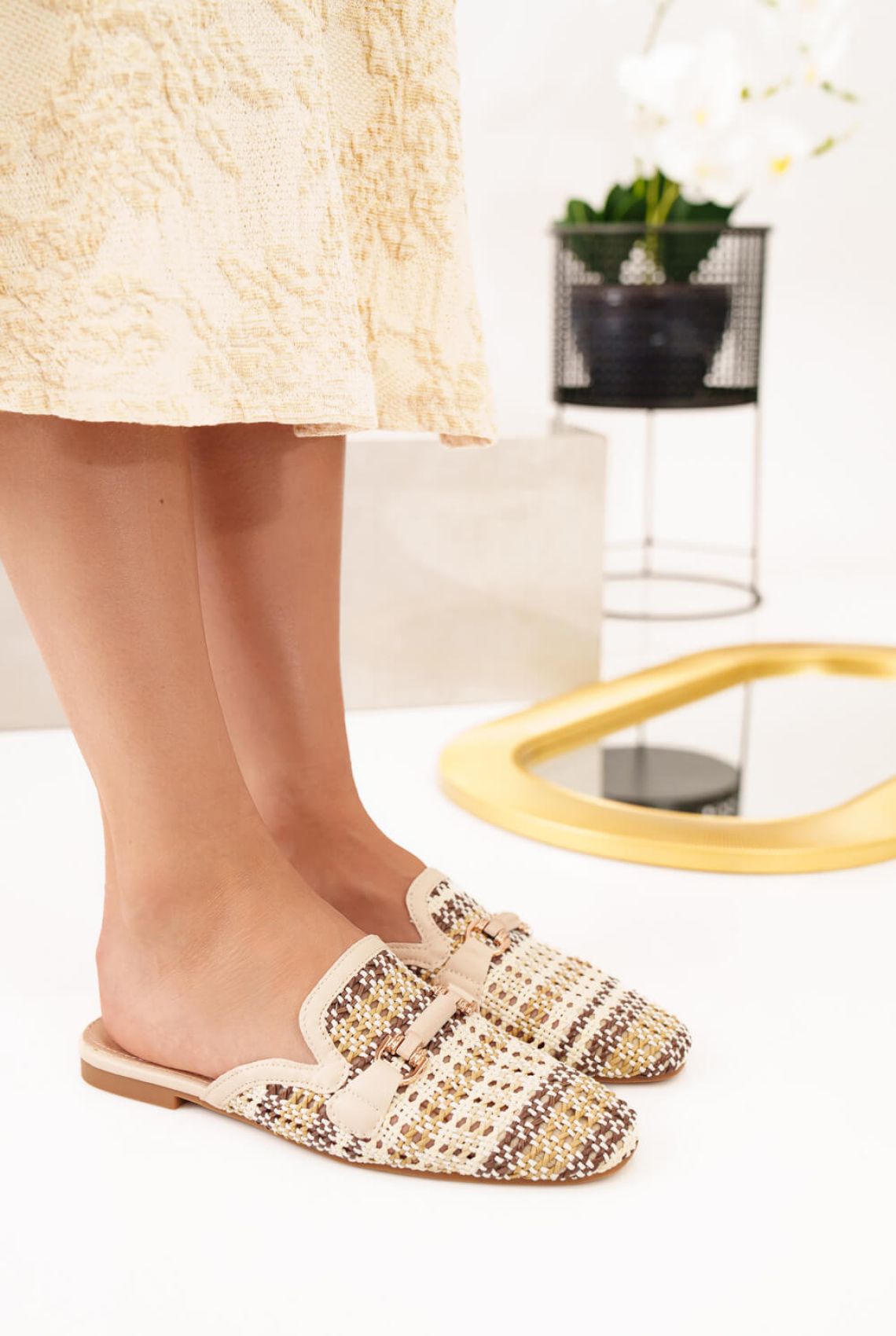 Μπεζ Mule Loafers με Πλεκτό Ψάθινο Επάνω Μέρος - όρθια στάση