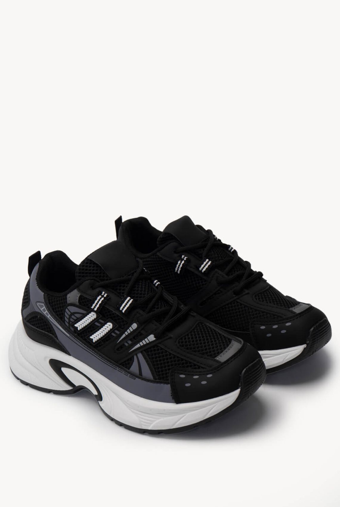 Μαύρα Chunky Sneakers με Ανάγλυφη Σόλα - προβολή ζευγαριού, δέσιμο με κορδόνια