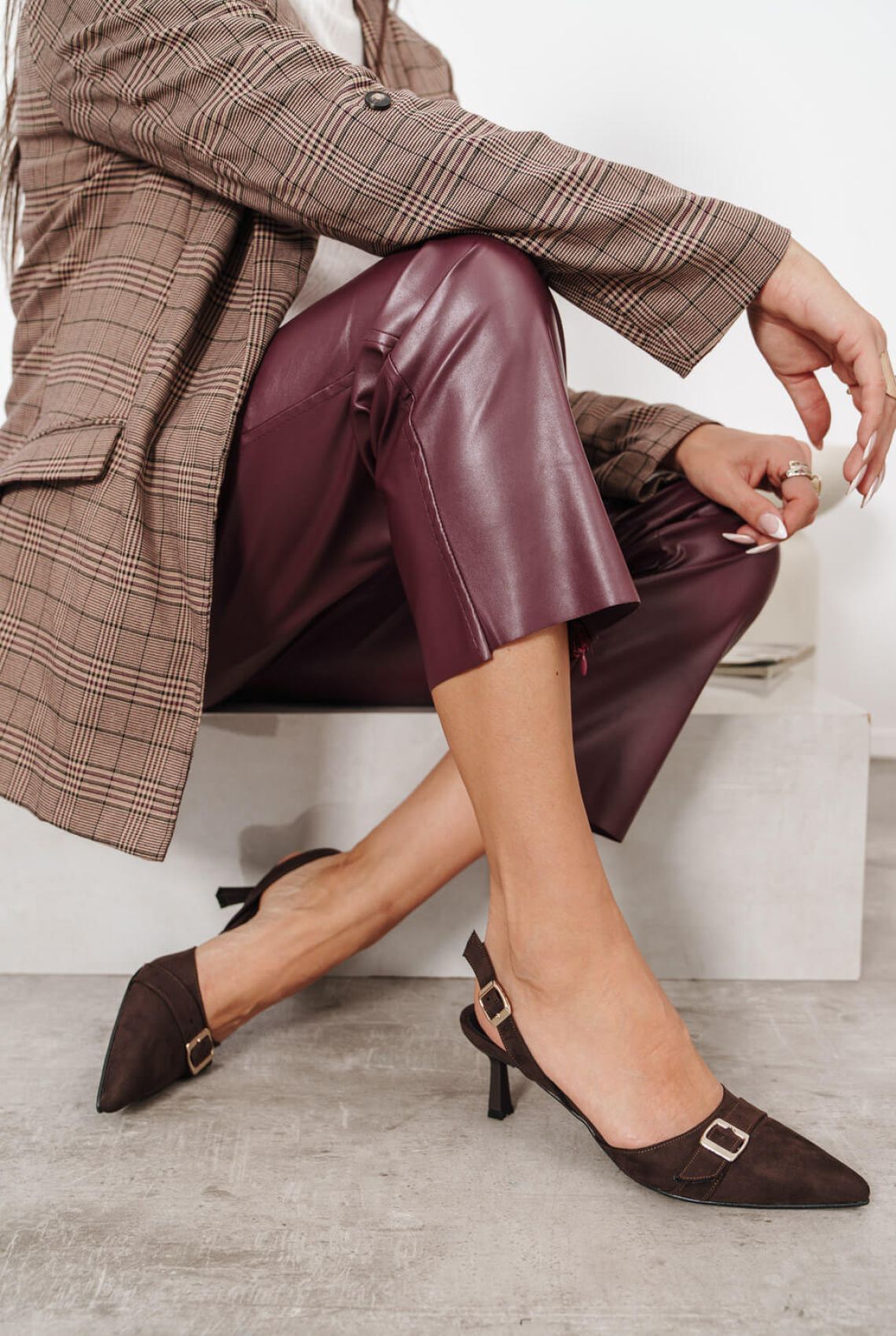 Καφέ Γόβες Suede Slingback με Μεταλλική Αγκράφα - Καθιστή στάση, δερμάτινο, μπορντό παντελόνι 