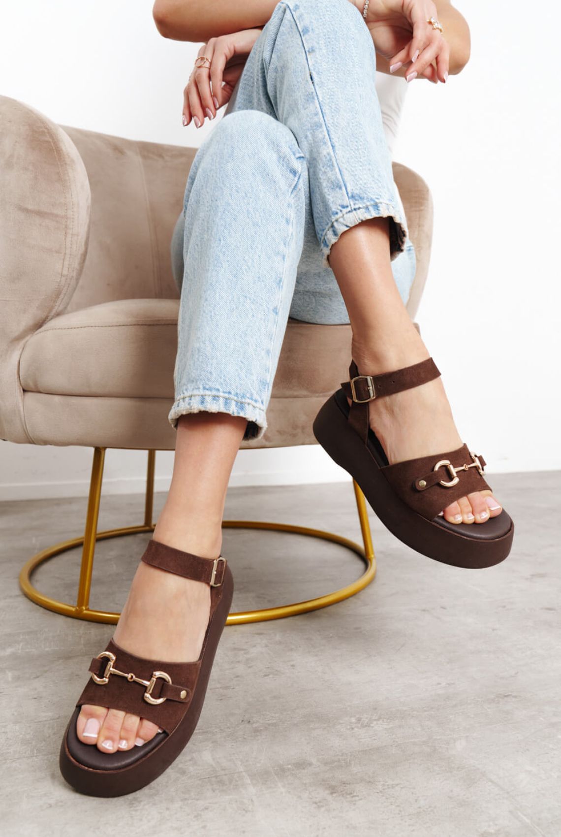 Καφέ Δερμάτινα Flatforms με Χρυσό Διακοσμητικό Αξεσουάρ - Φορεμένα σε μοντέλο