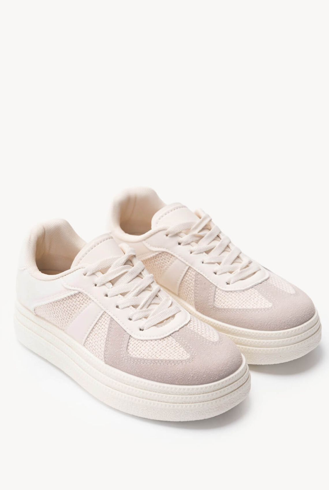 Μπεζ Sneakers με Υφασμάτινη Υφή και Δίπατη Σόλα - ζευγάρι παπουτσιών σε γηίνη απόχρωση