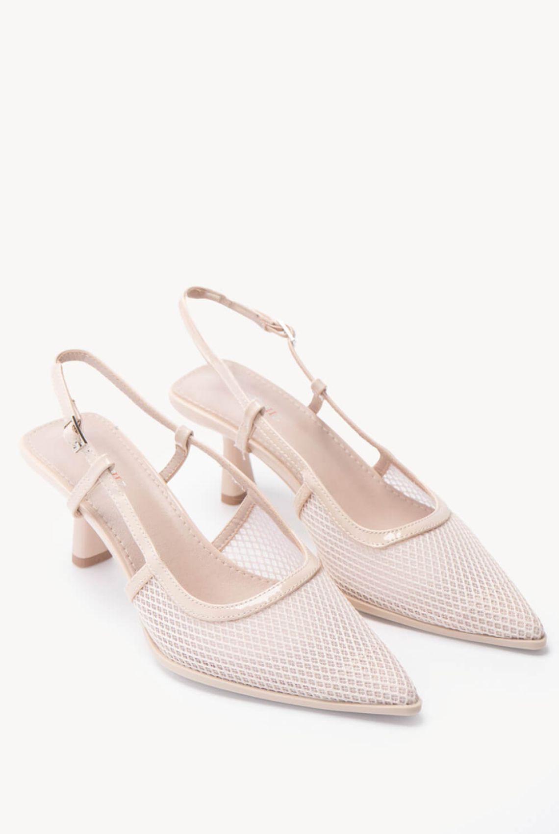 Μπεζ Slingback Γόβες  με Διάτρητο Πλέγμα - Προβολή ζευγαριού, Σε λευκό φόντο 