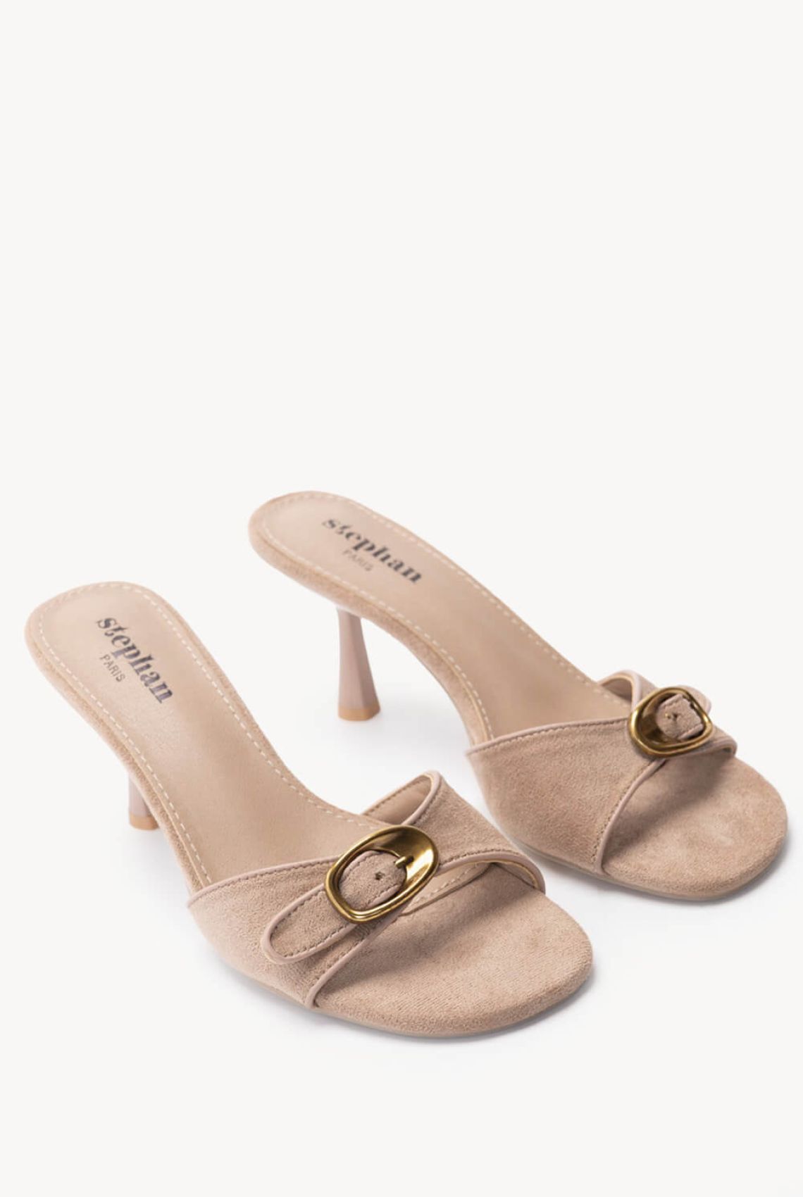 Μπεζ Suede Mules με Χρυσή Μεταλλική Αγκράφα - ζευγάρι παπουτσιών