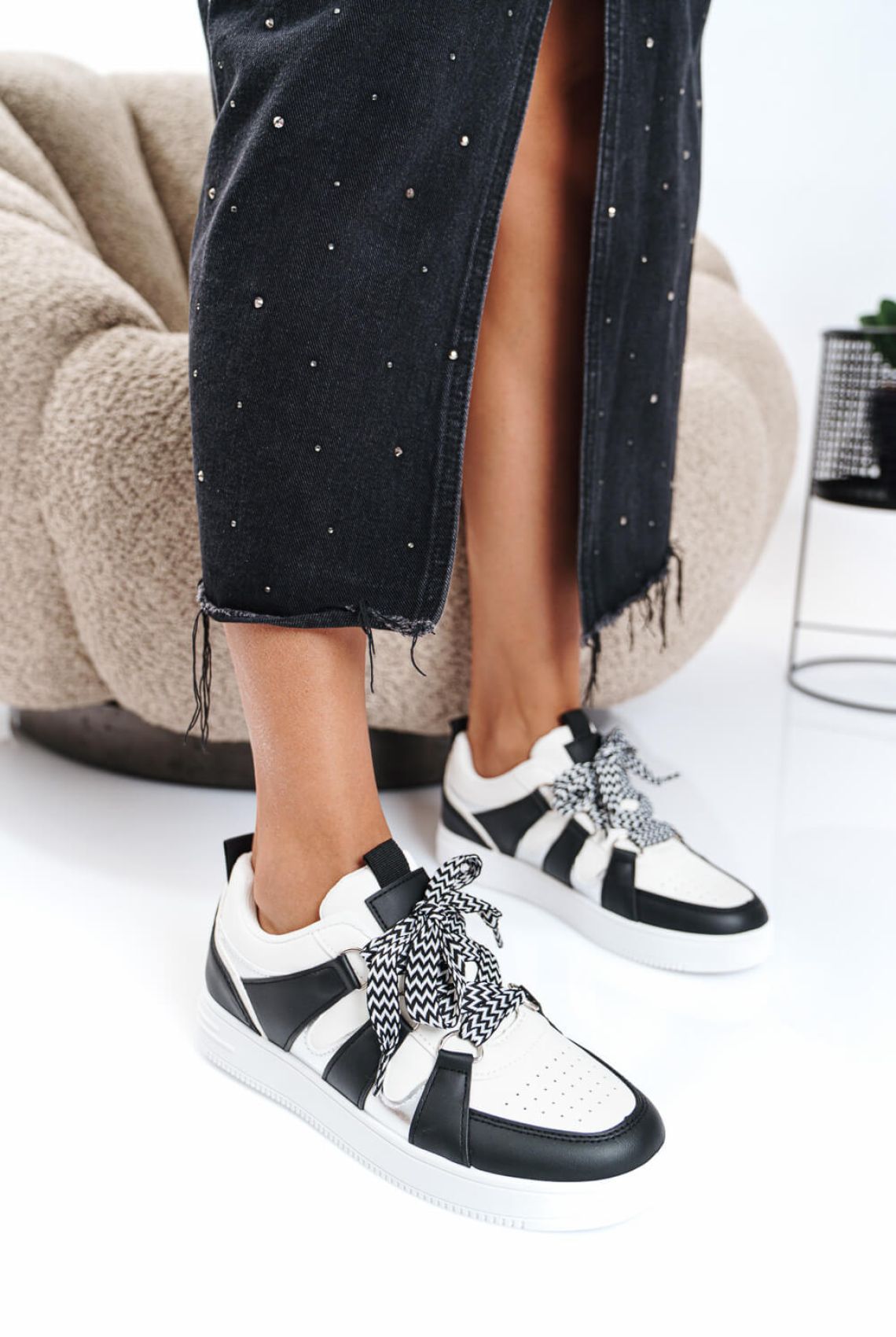 Μαύρα Sneakers με Χοντρά Κορδόνια - φορεμένα σε μοντέλο, aesthetic background